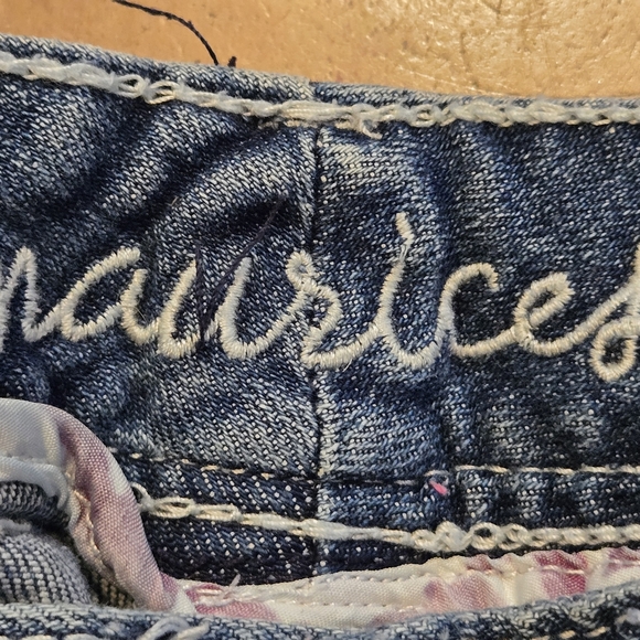 Maurices bootcut blue jeans in a juniors size 5/6. Were not worn in like new - Picture 10 of 11